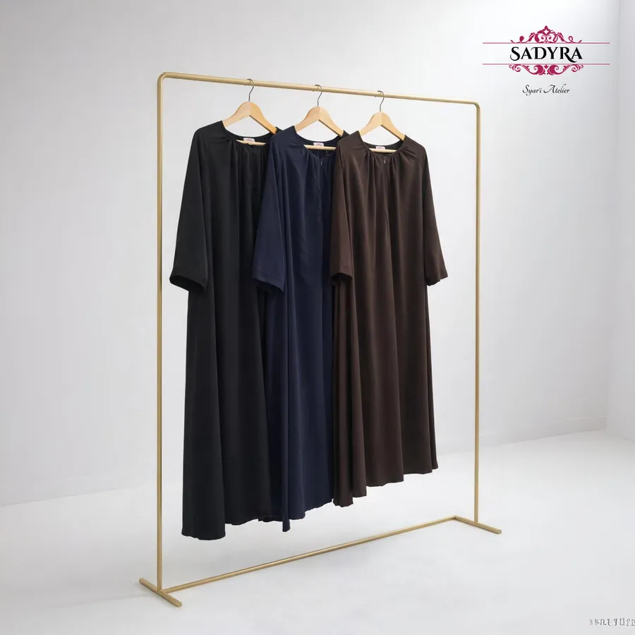 Tiga Basic Abaya SADYRA digantung di rak emas minimalis